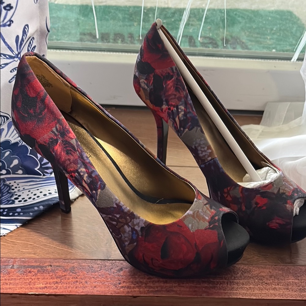 Nine West Red and Black Heels with Classic Silhouette